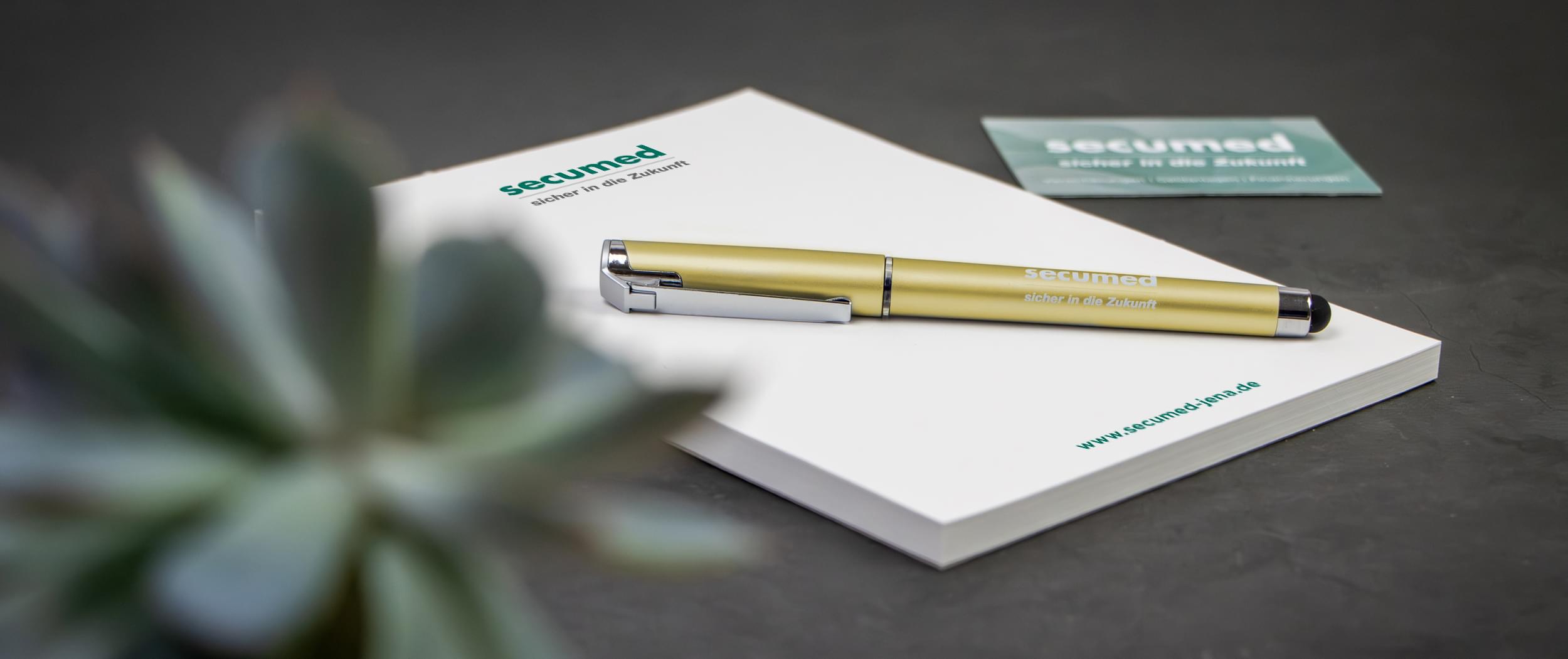 Block mit Stift und Visitenkarte